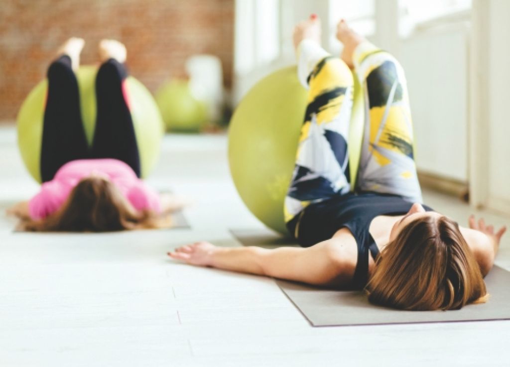 Posturas de yoga que deben evitar las mujeres en el posparto